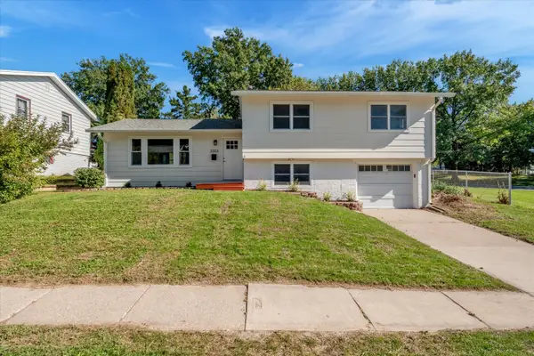 3303 S Hampton Drive, Bettendorf, IA 52722