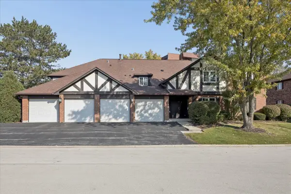 31 Algonquin Drive #2, Indian Head Park, IL 60525