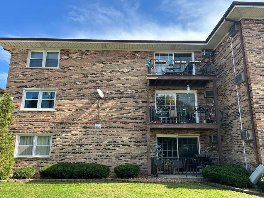 9817 Nottingham Avenue #303, Chicago Ridge, IL 60415 - #3