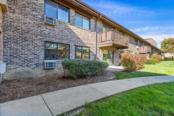 2616 N Windsor Drive #103, Arlington Heights, IL 60004