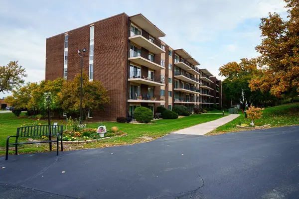 5300 Walnut Avenue #13A, Downers Grove, IL 60515