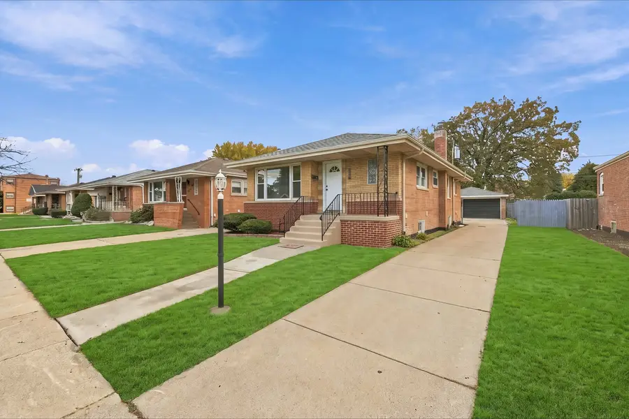8729 S Fairfield Avenue, Evergreen Park, IL 60805 - #2