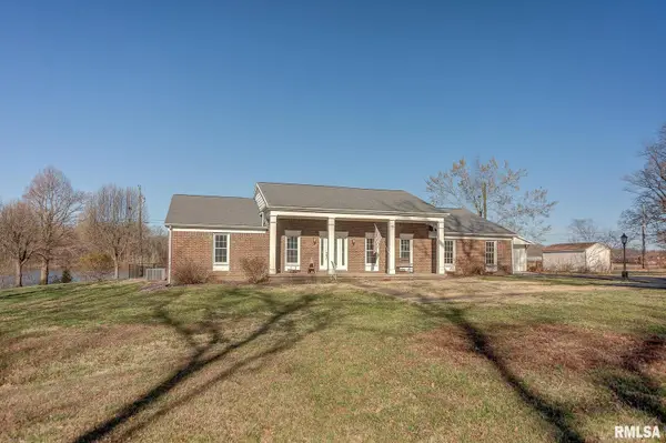 333 N Lakeview Drive, Salem, IL 62881