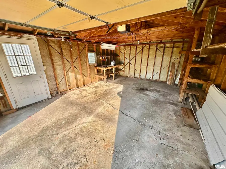 527 Washington Street Sw, Clay City, IL 62824 - Image #2