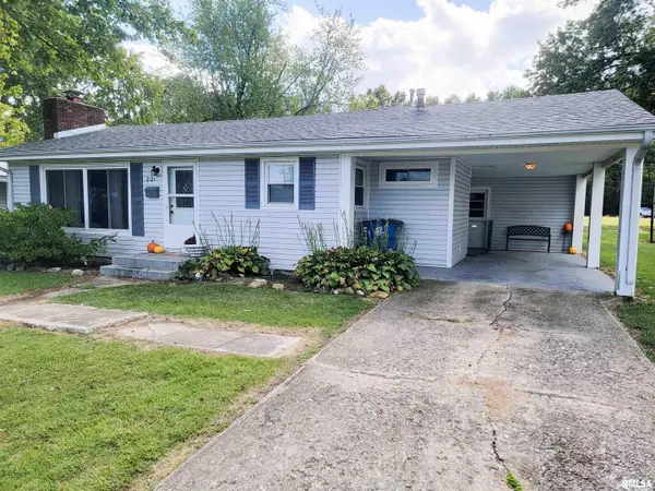 221 Hickory Street, Flora, IL 62839