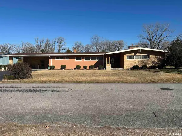 944 S Lake Drive, Duquoin, IL 62832