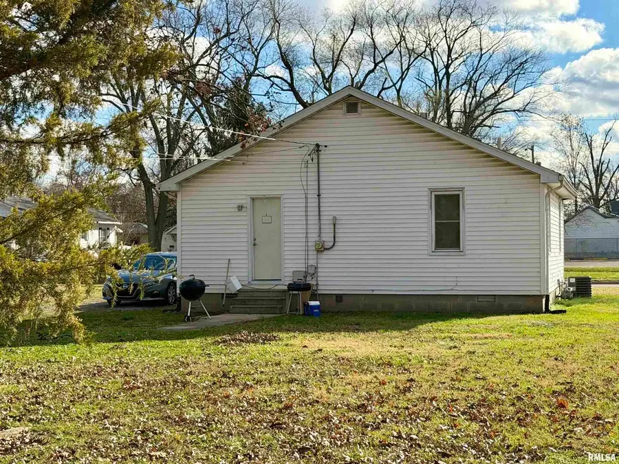 910 E Mccord St Street, Centralia, IL 62801 - Image #2