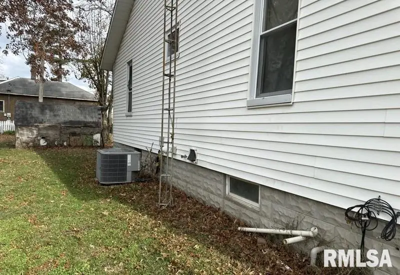 113 Martin Street, Benton, IL 62812 - Image #3