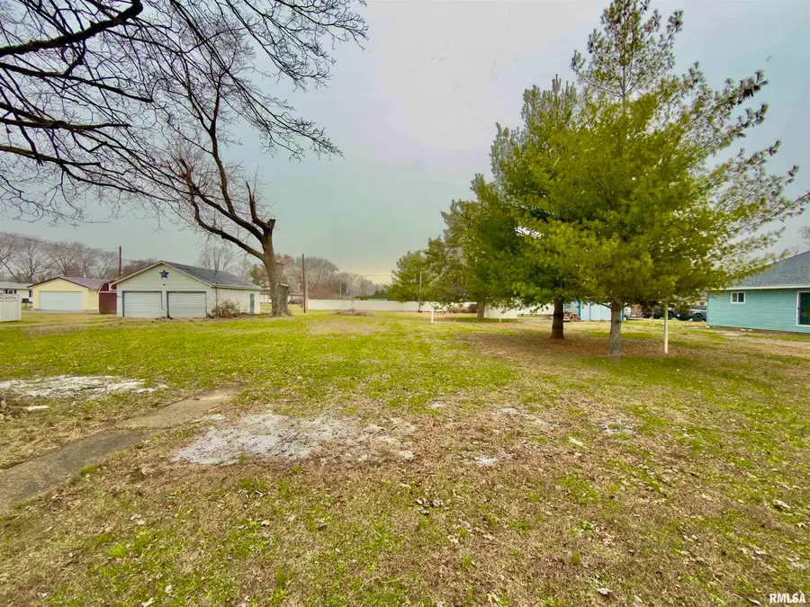 901 E 3rd Street, Flora, IL 62839 - Image #2