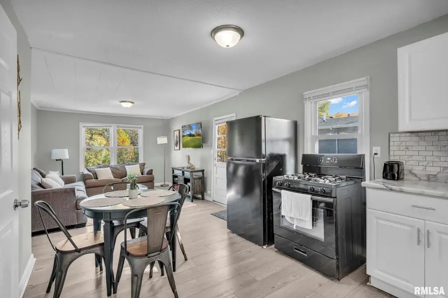 906 28 1/2 Street, Bettendorf, IA 52722 - #3