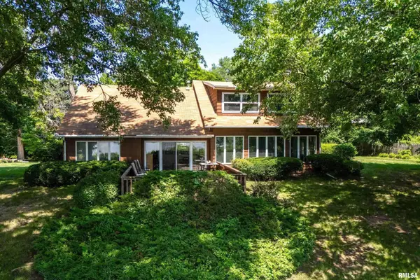 25111 Valley Drive, Pleasant Valley, IA 52767