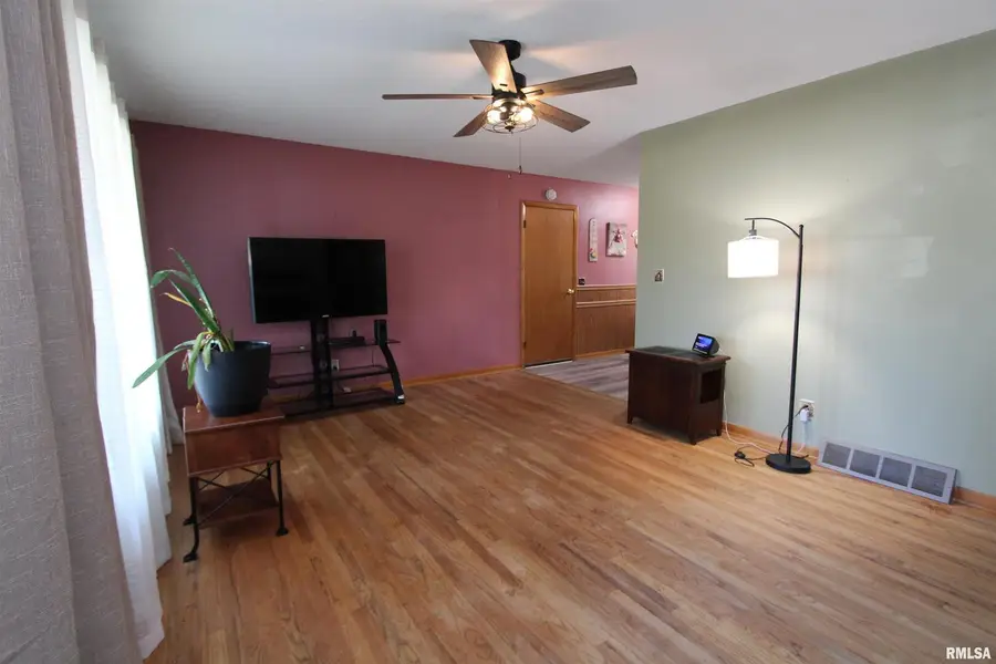 915 N 12th Street, Clinton, IA 52732 - Image #3