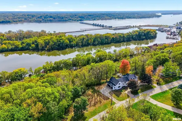 25865 Valley Drive, Bettendorf, IA 52722