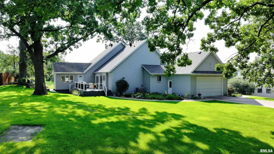 582 Breezy Point Drive, Clinton, IA 52732 - Image #3