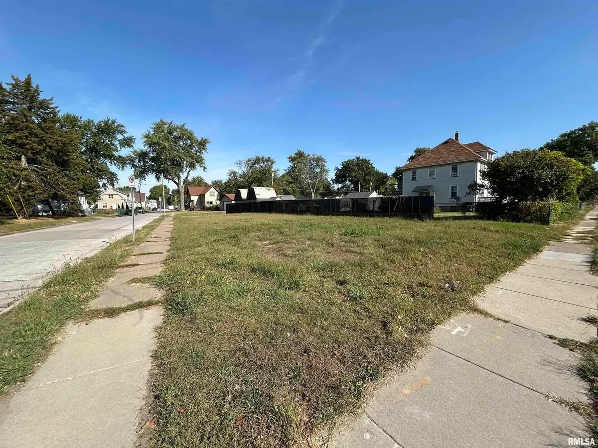 2736 Rockingham Road, Davenport, IA 52802 - Image #1