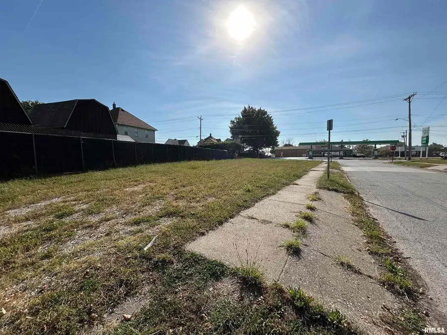 2736 Rockingham Road, Davenport, IA 52802 - Image #2