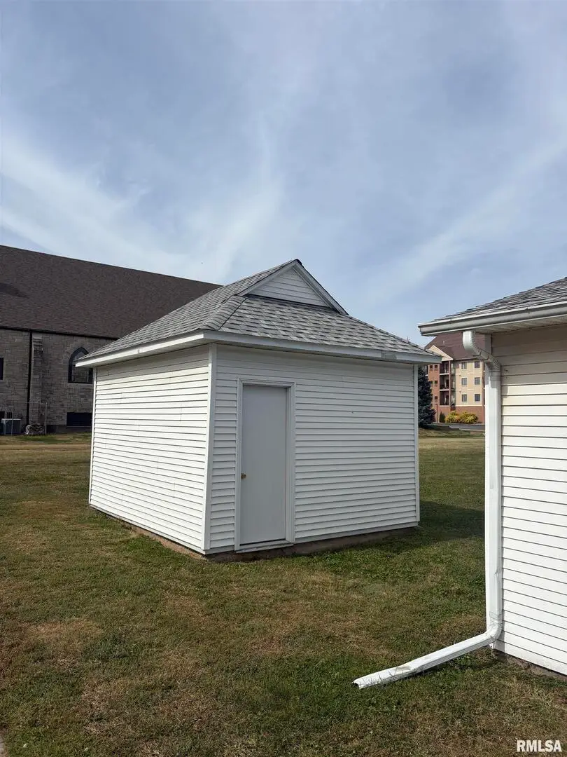 401 10th Street, Dewitt, IA 52742 - #3