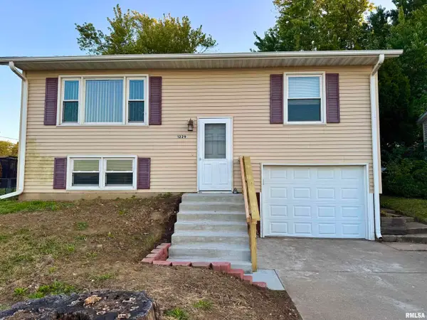 1229 13th Avenue N, Clinton, IA 52732