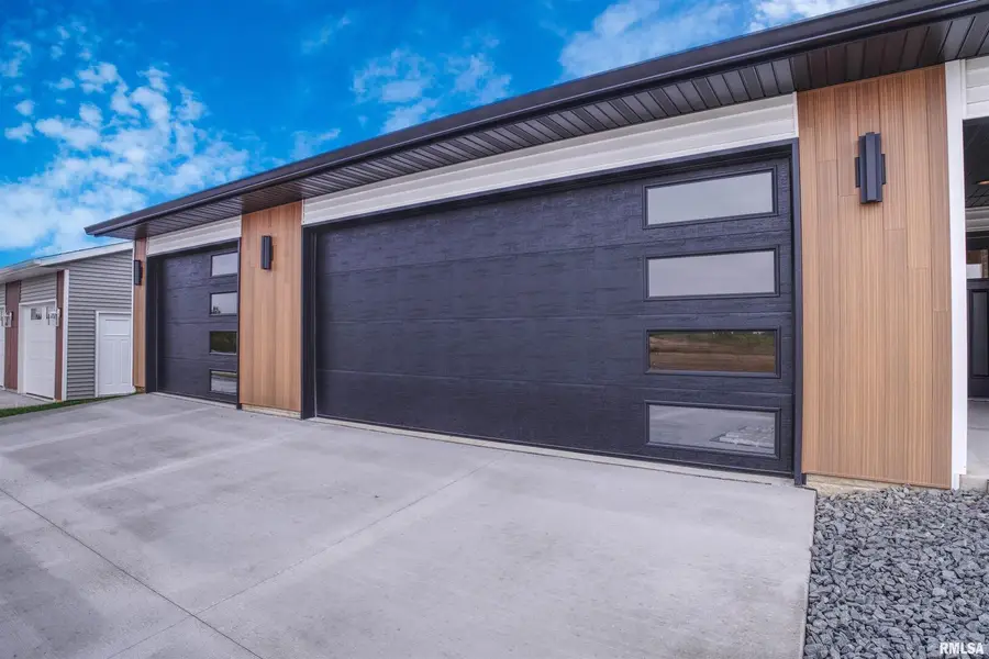 404 Crossroads Avenue, Camanche, IA 52730 - Image #3