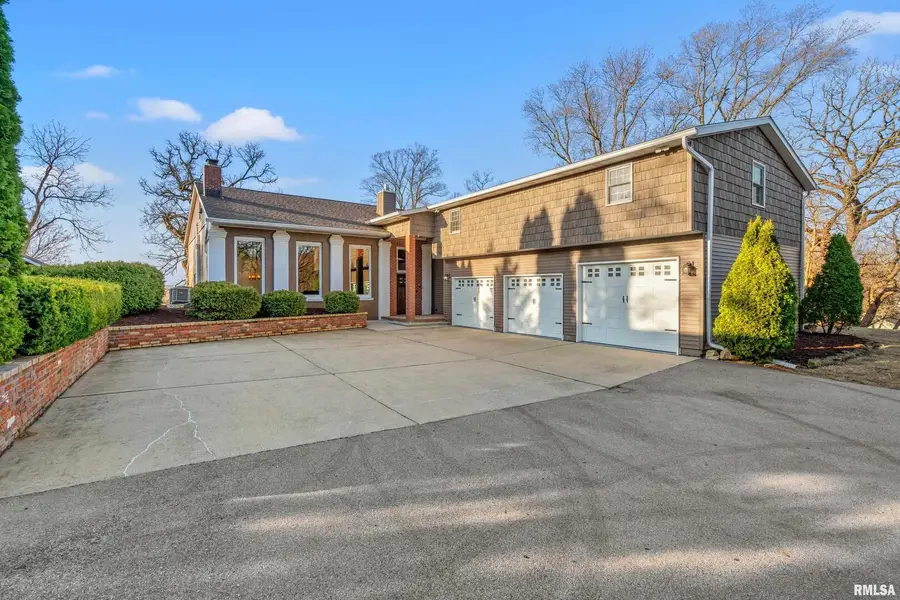 7216 Valley Drive, Bettendorf, IA 52722 - Image #2