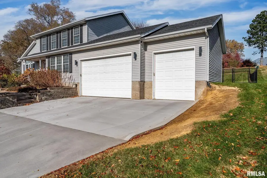 76 Parkview Dr Drive, Eldridge, IA 52748 - #2