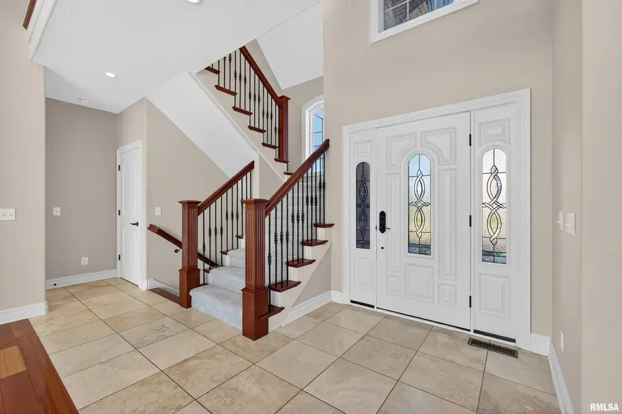 9 Cobblestone Lane, Le Claire, IA 52753 - Image #2