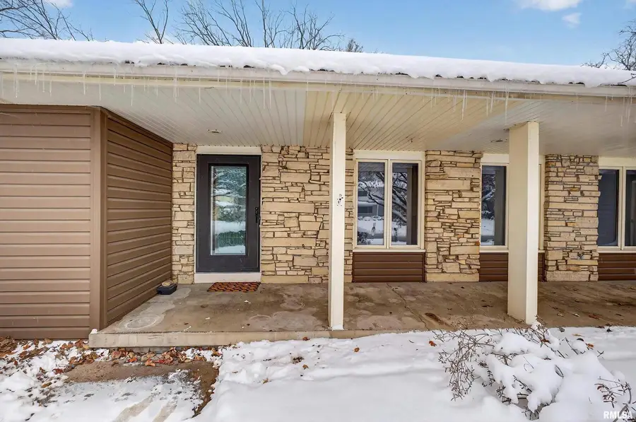 22 Oakbrook Drive, Bettendorf, IA 52722 - Image #2