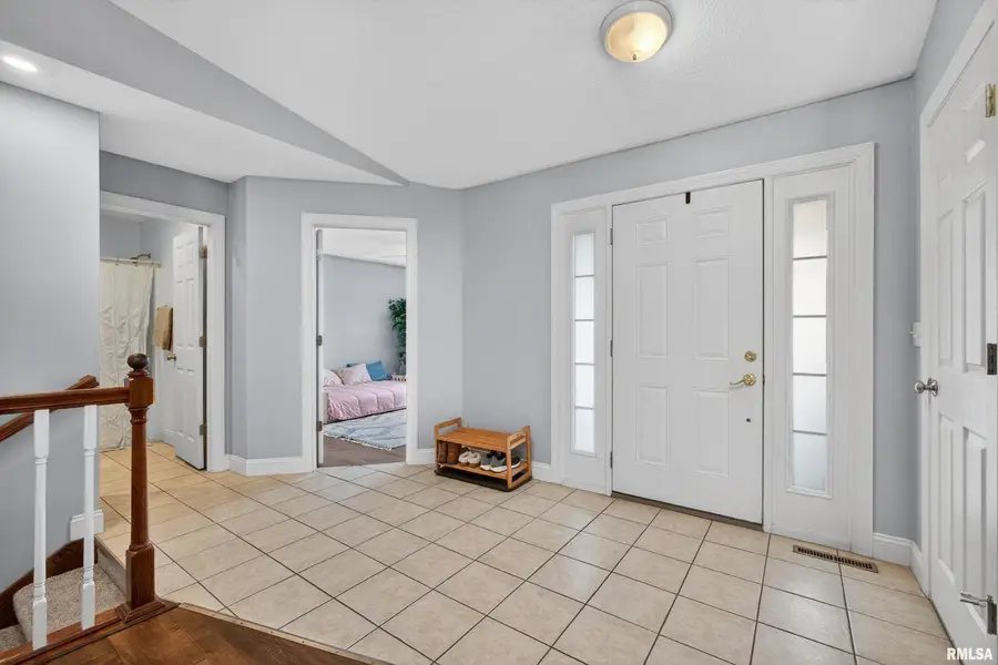 6733 Brookview Lane, Davenport, IA 52806 - Image #2