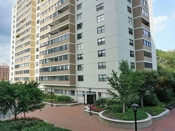 6 Whittier Place #9E, Boston, MA 02114 - Image #1