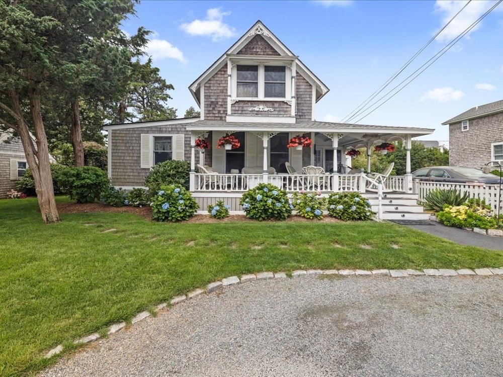 11 Canonicus Ave, Oak Bluffs, MA 02557 BHGRE