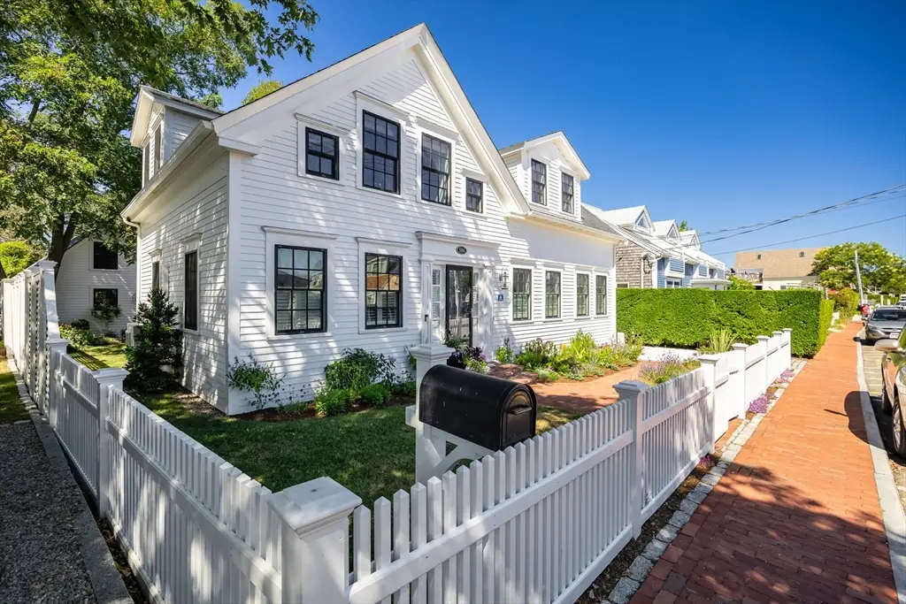 594 Commercial St, Provincetown, MA 02657 - Image #1
