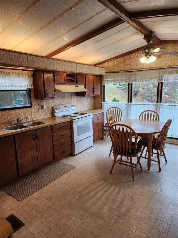 281 Chauncey Walker #548,Ave M, Belchertown, MA 01007 - Image #2