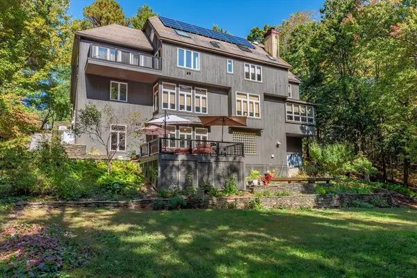 100 Larkspur Dr, Amherst, MA 01002