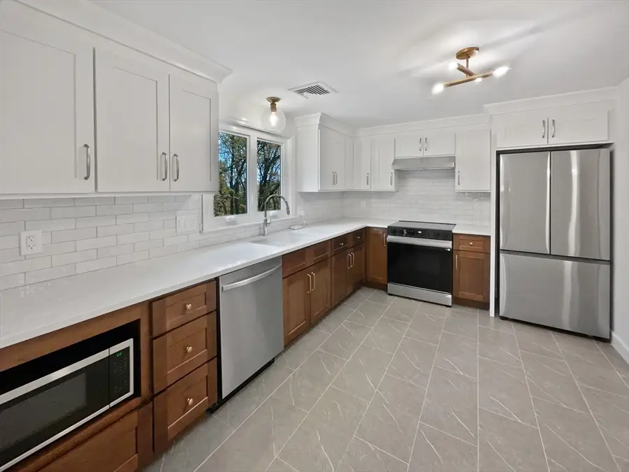 26 Berkshire Dr, Winchester, MA 01890 - Image #2