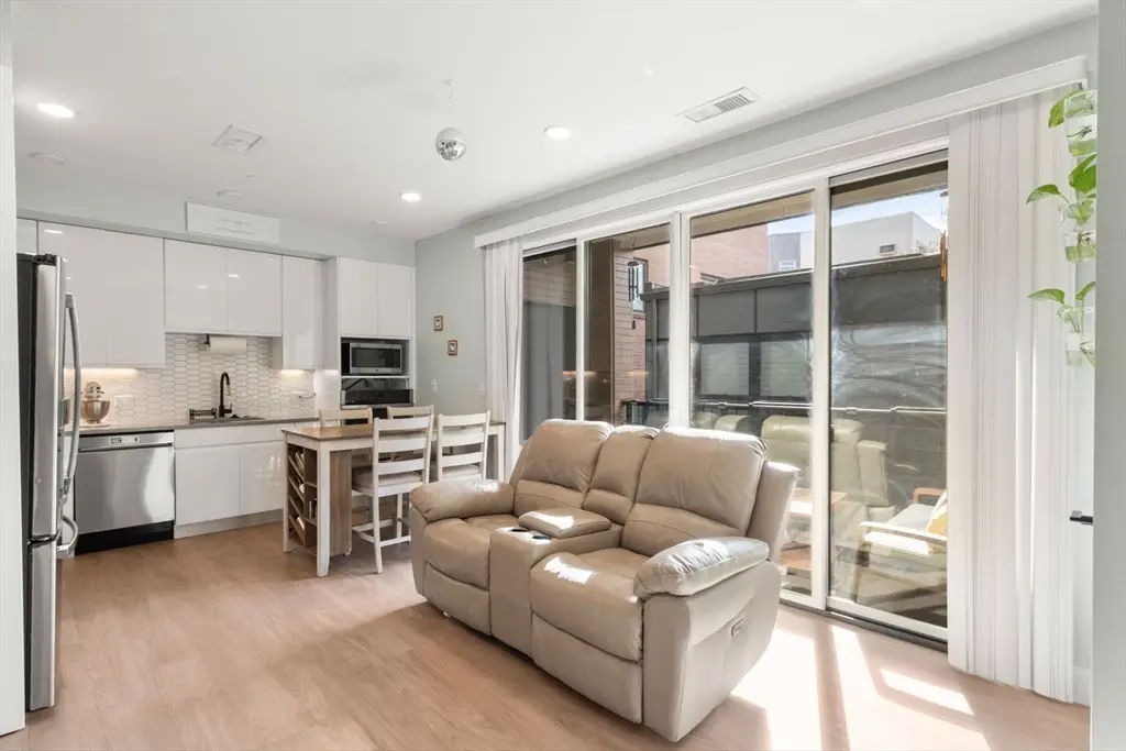 275-279 Border St #302, Boston, MA 02128 - Image #1