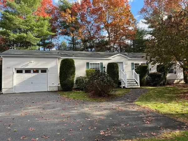 2612 Oak Point Dr, Middleboro, MA 02346