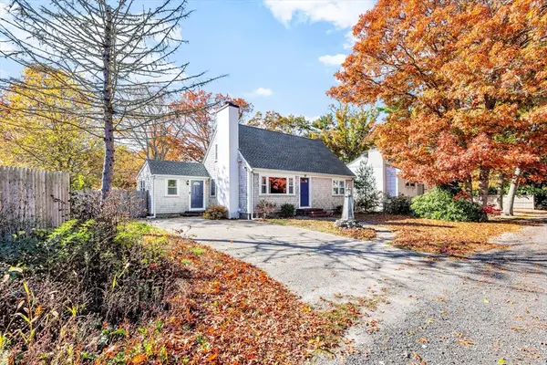 15 Pershing Dr, Falmouth, MA 02536