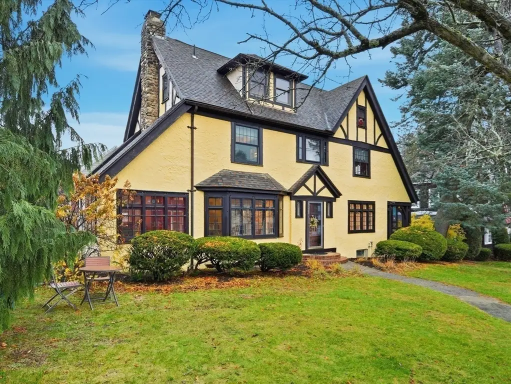 27 Lexington Ave, Holyoke, MA 01040 - Image #1