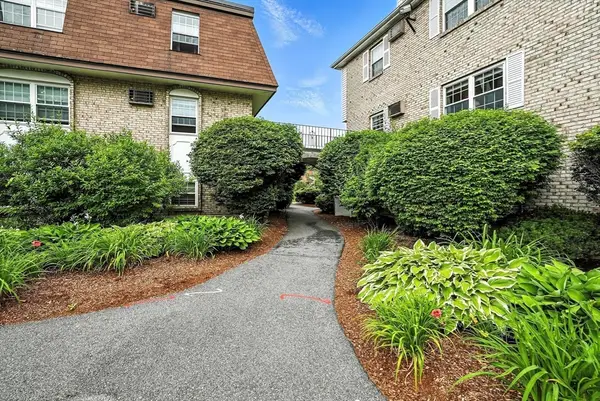 28 Williamsburg Ct #2, Shrewsbury, MA 01545