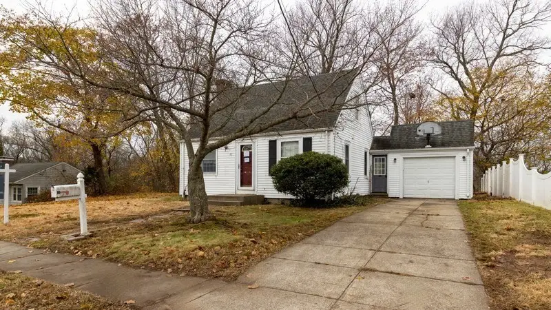 46 Roslyn Ave, Cranston, RI 02910 - Image #2