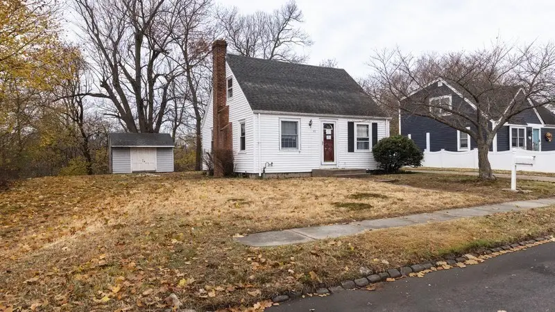46 Roslyn Ave, Cranston, RI 02910 - Image #3