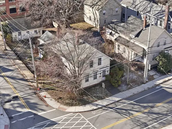 118 Elm St, Amesbury, MA 01913