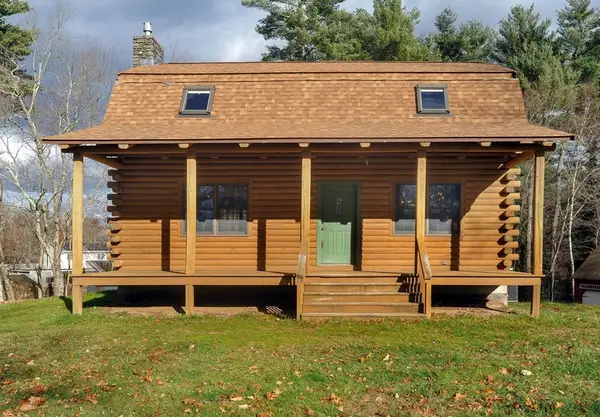 134 Crescent St, Hanson, MA 02341