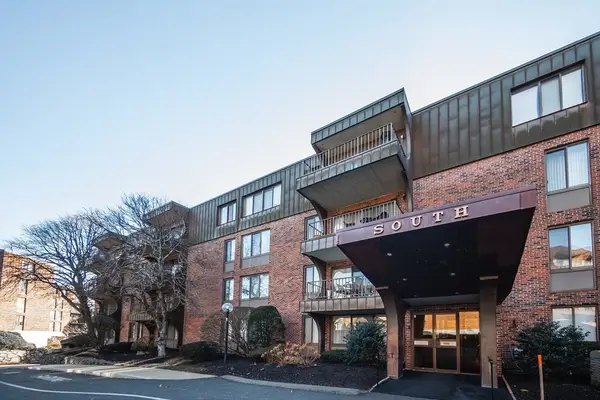 1002 Paradise Rd #PHE, Swampscott, MA 01907