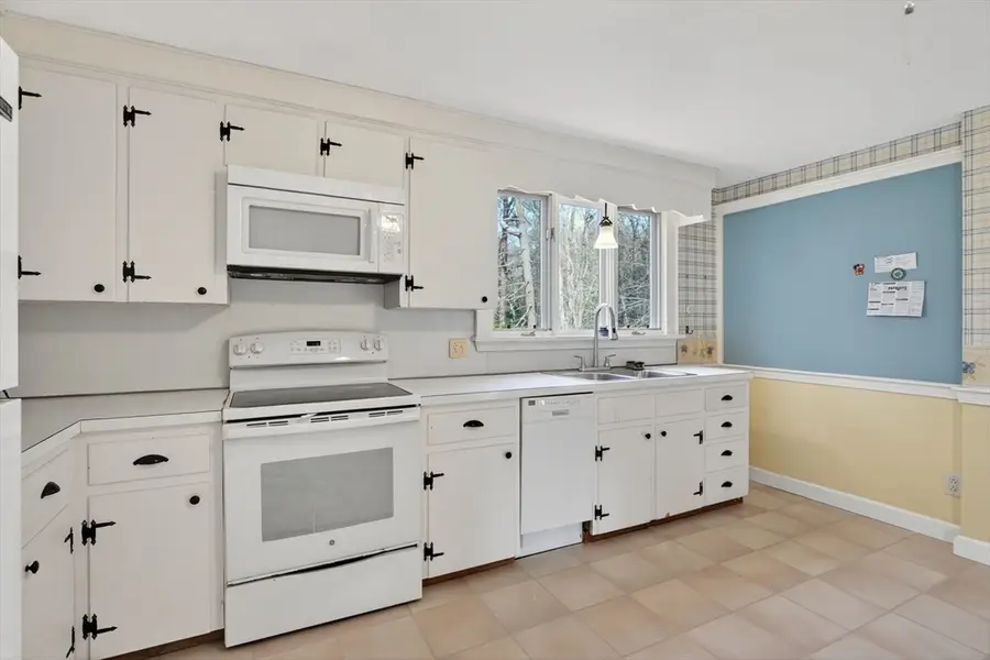 121 South Dr, Bridgewater, MA 02324 - Image #2