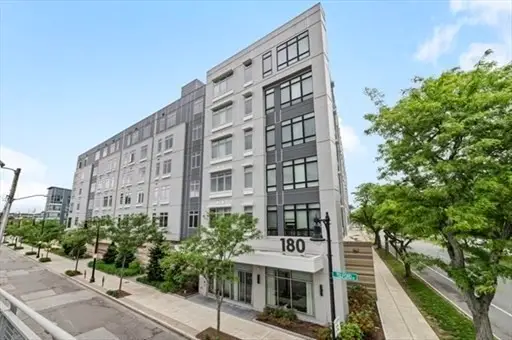 180 Telford St #413, Boston, MA 02135