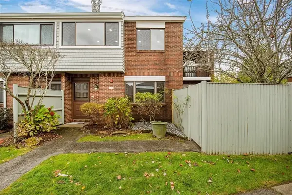 76 Rosewood Dr #76, Stoughton, MA 02072