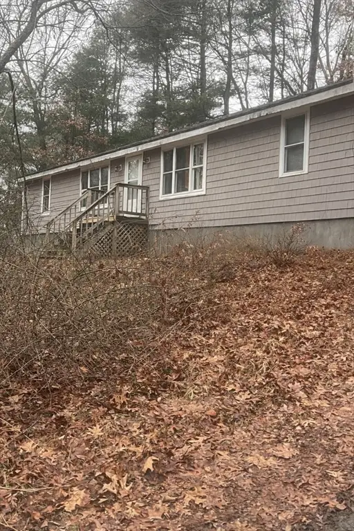 10 Old Thompson St, Middleboro, MA 02346