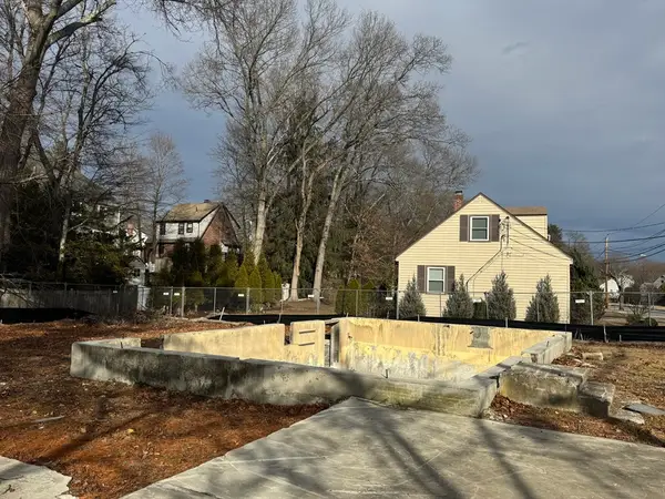 52 Elinor Rd, Newton, MA 02461