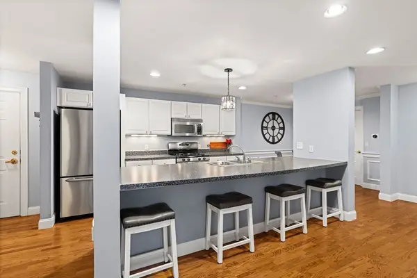 19 Broad St #203, Merrimac, MA 01860